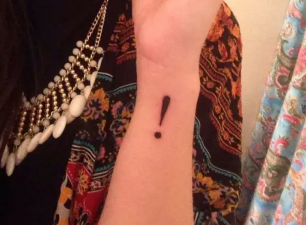 Tanda seru kecil di pergelangan tangan